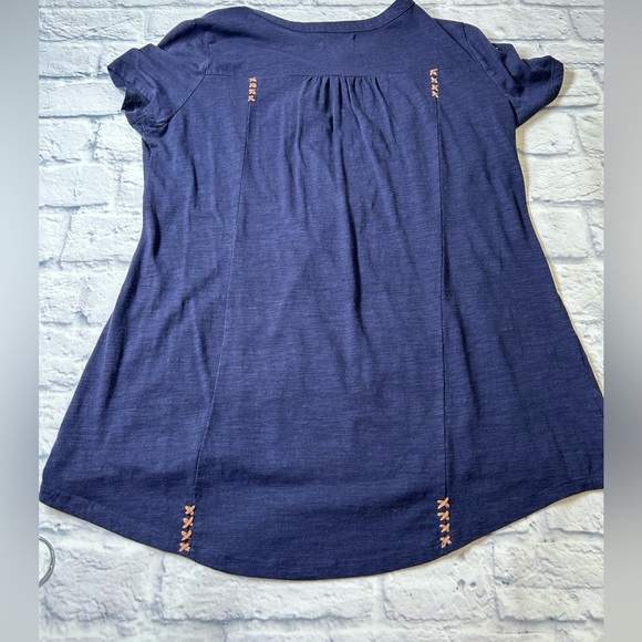 Comme Toi Navy V Neck Short Sleeve Top w/Tan Accents. Size Medium. - Picture 9 of 9